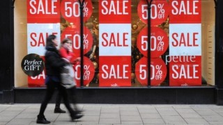 US Retail Sales Contracts Despite Lower Gas Prices