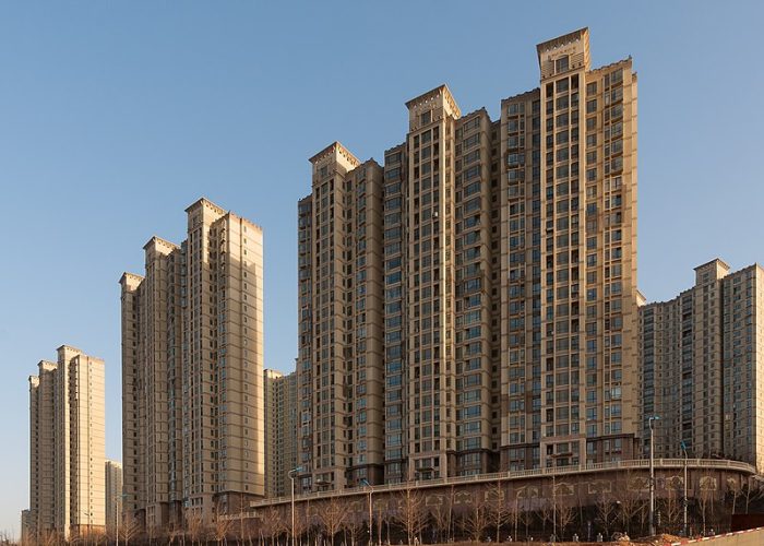 The half-completed, vacant Jinguang East Coast International Apartments development in Liaoning, China. © CEphoto, Uwe Aranas / CC-BY-SA-3.0